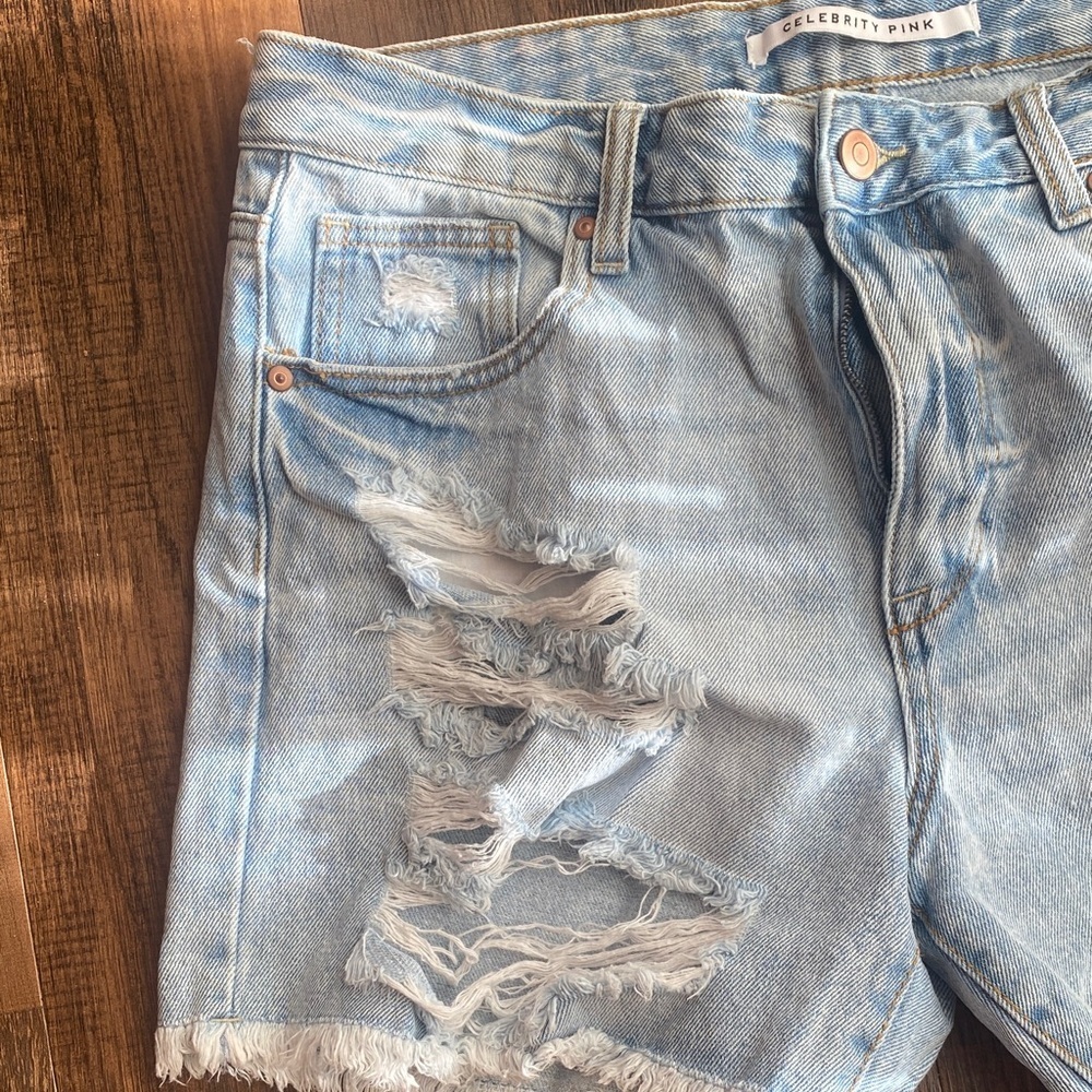 ❤️Celebrity Pink Ripped Light Blue Jean Shorts - Picture 5 of 8